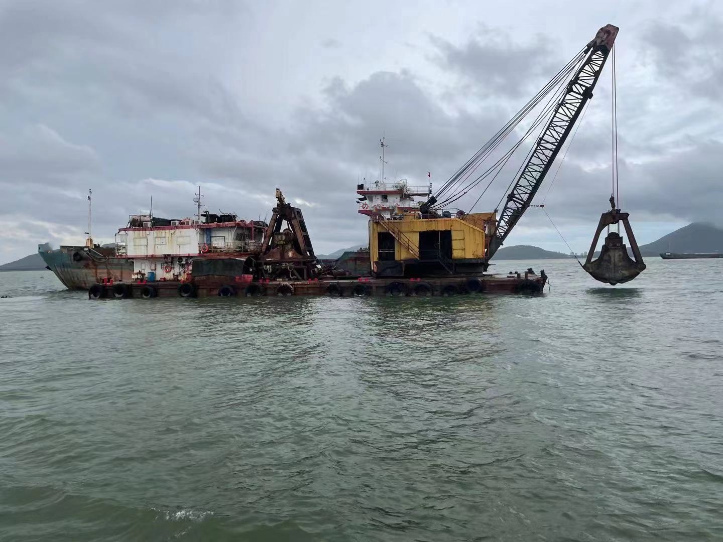 8 m³ Grab Dredger For Sale