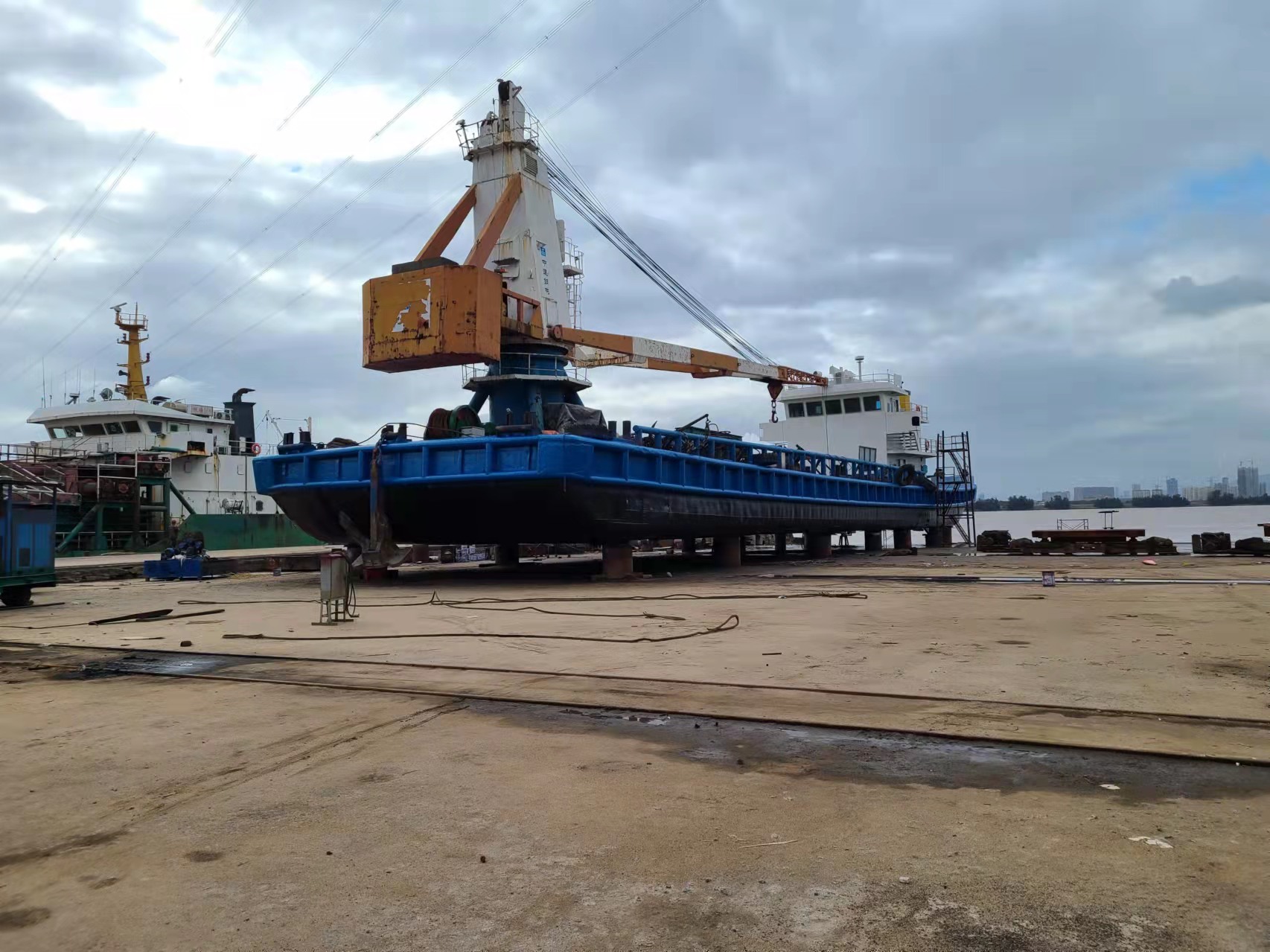 30 T Fully Revolving Floating Crane For Sale