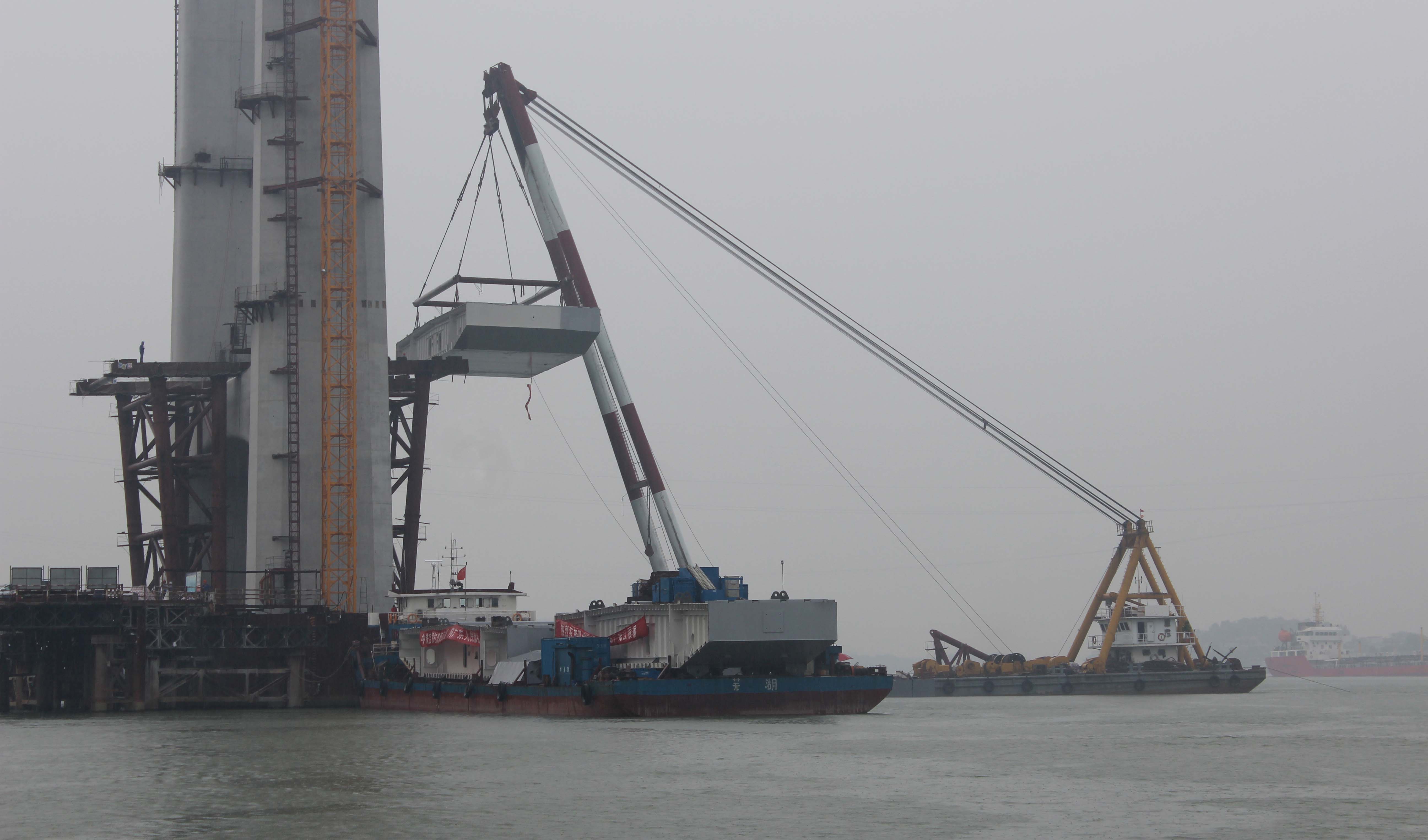 200 T Fully Revolving Floating Crane For Sale