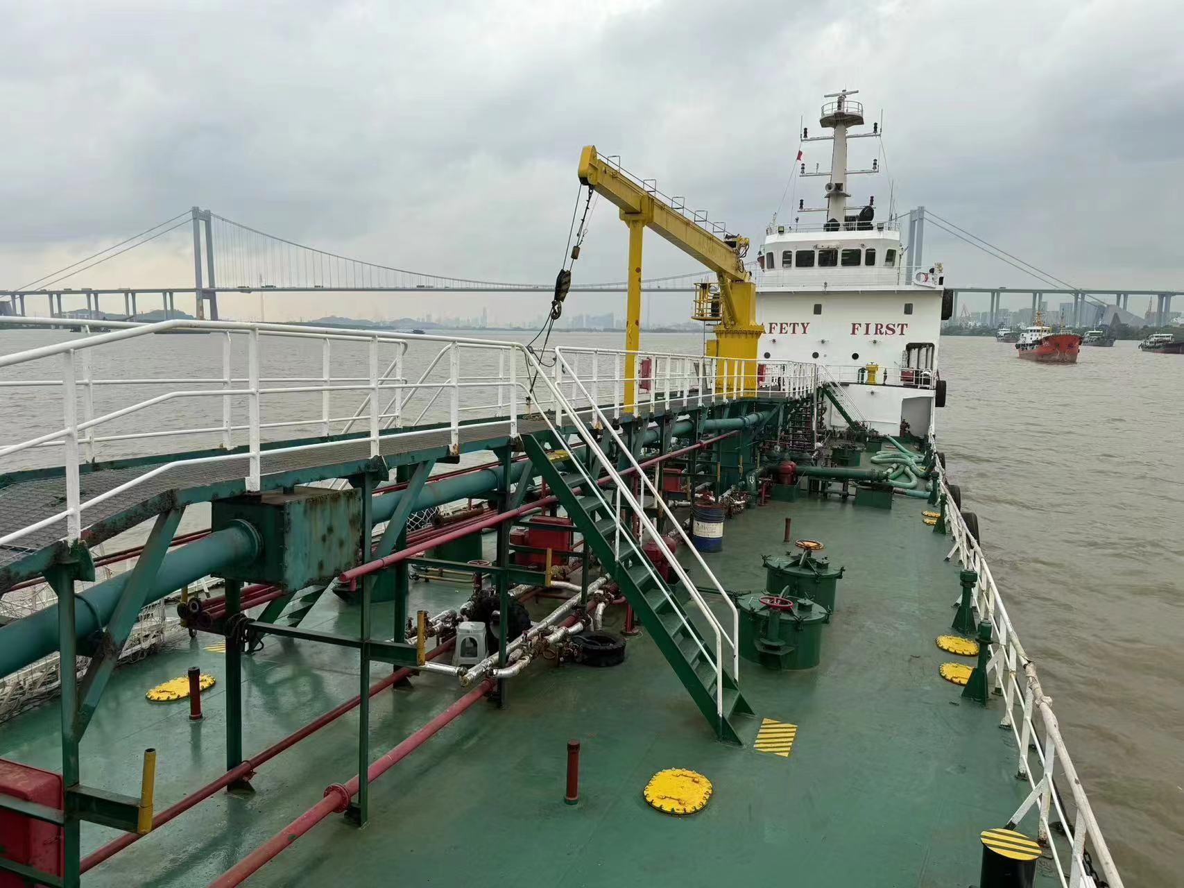 1700 T Product Oil Tanker For Sale