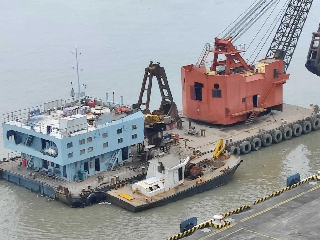 15 m³ Grab Dredger For Sale