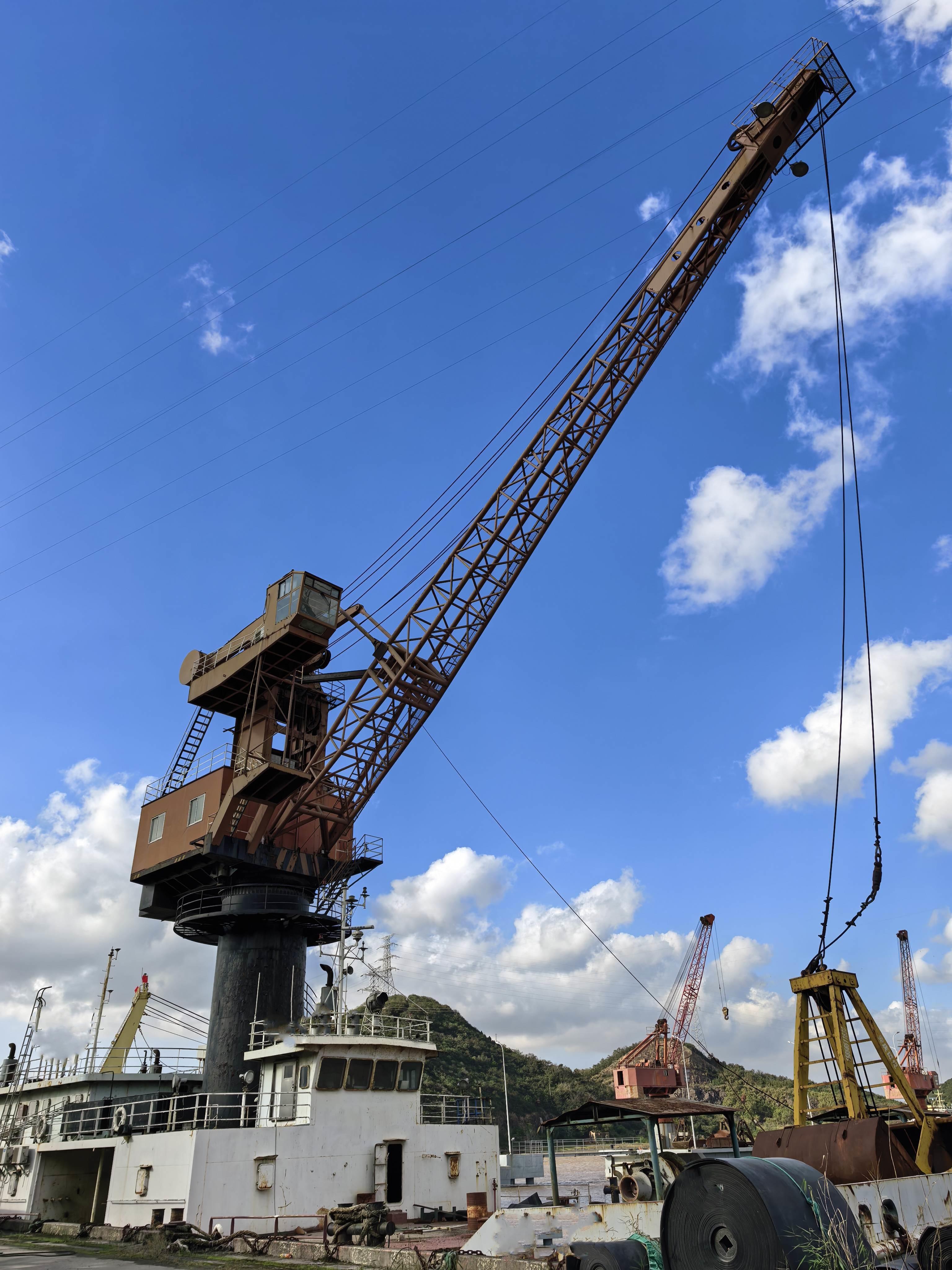 16 T Fully Revolving Floating Crane For Sale
